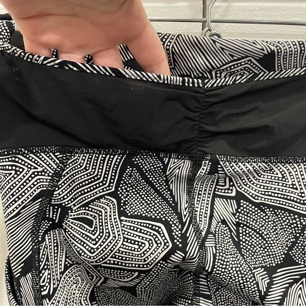 Lululemon Goal Crusher 7/8 Tight in Dottie Tribe White Black / Black - Picture 10 of 16